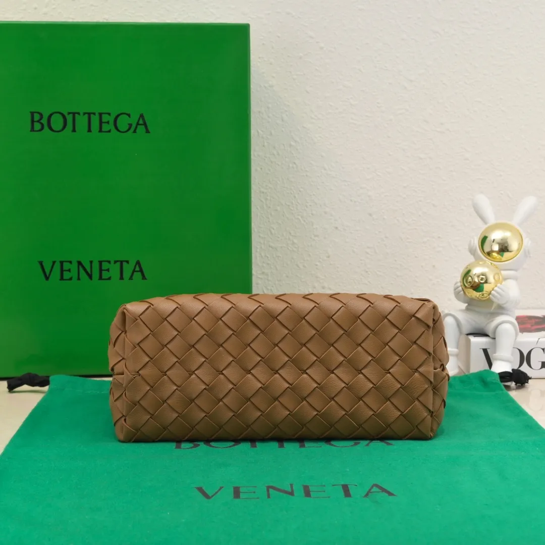 Batch 1860 B's 2023 spring and summer new model continues the brand's woven style with detailed metal knot switch buckles. This time, the shoulder straps are also made into tube weaves, showing different craftsmanship. The carrying method is versatile to create more different looks. Intrecciato woven leather small handbag, equipped with sliding crossbody strap. Internal compartments, including 1 zipper pocket and 2 open pockets with magnetic buckle closure. Size: 25*20*10cm, model: 7463#